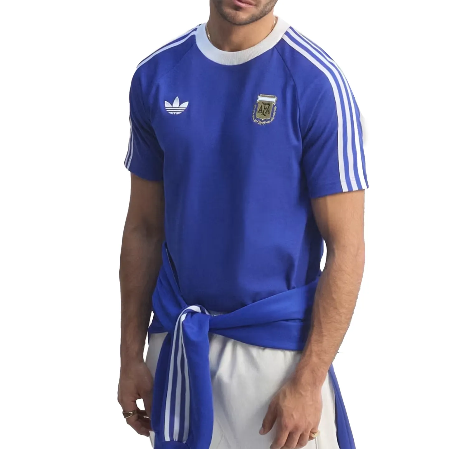 Camiseta Adidas Argentina Origi Copa26 azul com gola redonda e logo AFA em relevo no peito
